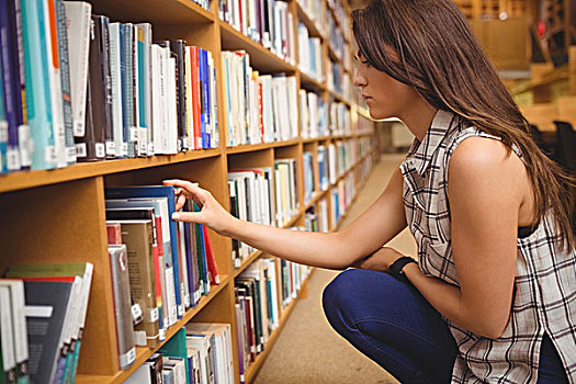 侧面视角,女学生,跪着,书本,容器,图书馆