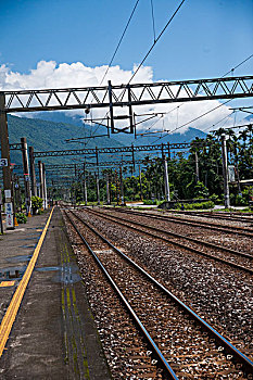台湾花莲县花莲市北埔火车站站台下的铁路