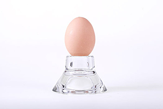 一个鸡蛋放在玻璃容器上