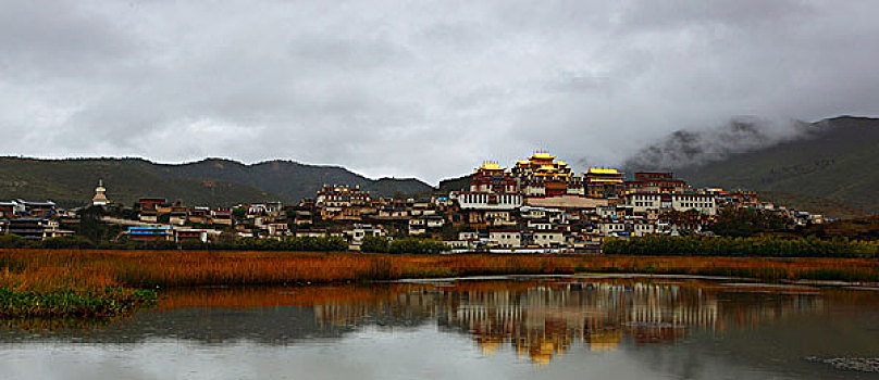 松赞林寺全景