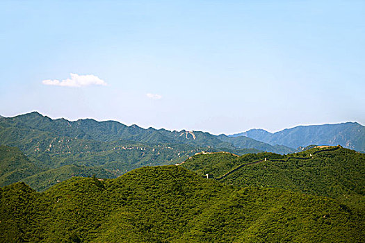 植被茂盛巍峨的青山和雄伟蜿蜒的长城