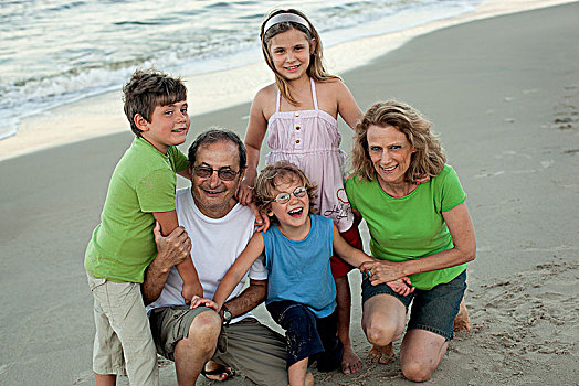 祖父母,三个孩子,海滩