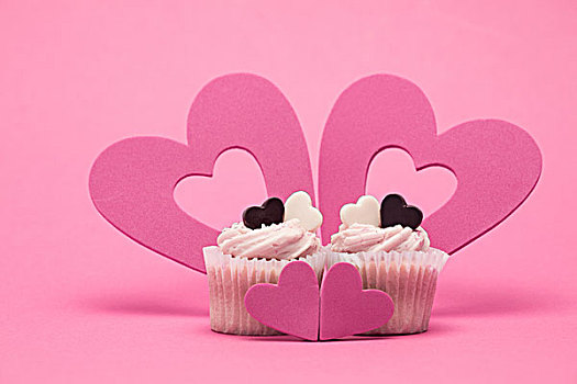 两个,情人节,杯形蛋糕,四个,心形,装饰,粉色背景