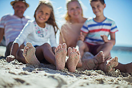 家庭,坐,一起,脚,沙子