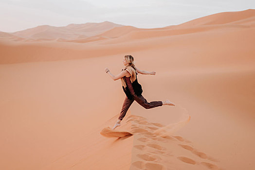 女人,跑,沙漠,摩洛哥