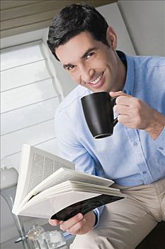 肖像,中年,男人,拿着,书本,喝咖啡