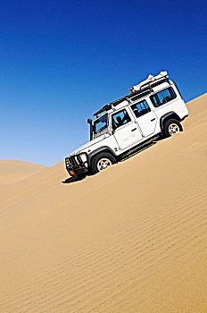 路虎,防卫,越野车辆,驾驶,巨大,沙丘,纳米比诺克陆夫国家公园,纳米布沙漠,纳米比亚,非洲