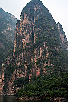 雾霭中的龙庆峡风光