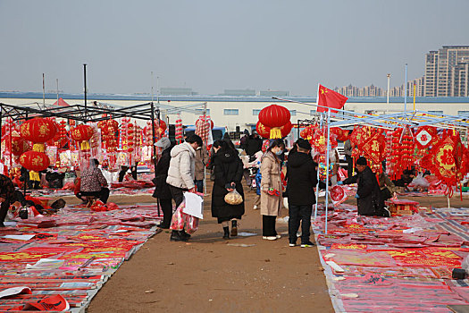 山东省日照市,人们赶大集办年货喜气洋洋迎新春