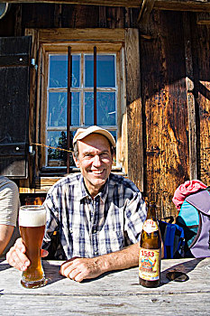 丈夫,喝,小麦啤酒,休息,登山,山地牧场,小屋,阿尔卑斯山,德国,欧洲