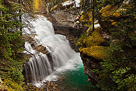 俯拍,瀑布,溪流,弓形谷,大路,班芙国家公园,艾伯塔省,加拿大