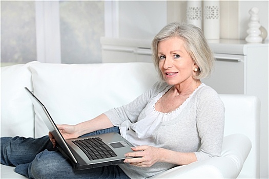 老年,女人,坐,沙发,笔记本电脑