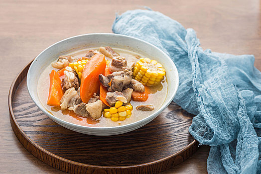 陶瓷湯碗里的甜玉米胡蘿卜燉羊肉湯
