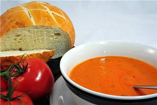 酵头面包,西红柿汤