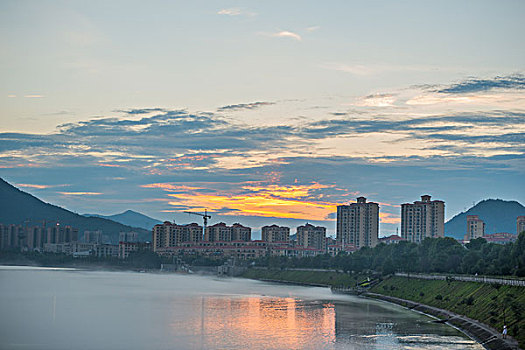 建筑群,高楼,河,雾,早晨,河岸,霞光,蓝天,白云