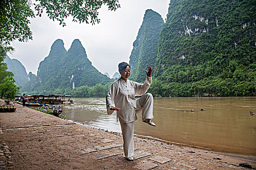 广西桂林漓江江畔打太极拳