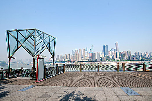 重庆市城区南岸滨江路观景平台上的玻璃亭