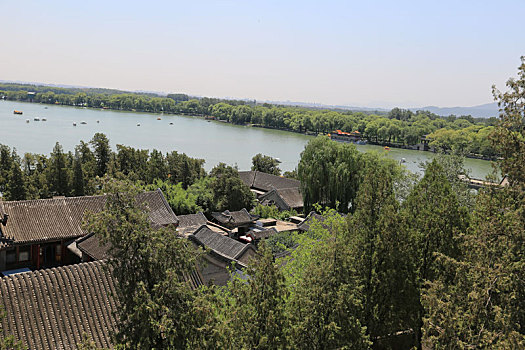 从北京颐和园画中游俯瞰颐和园建筑及昆明湖