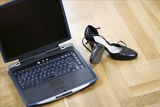 笔记本电脑,高跟鞋