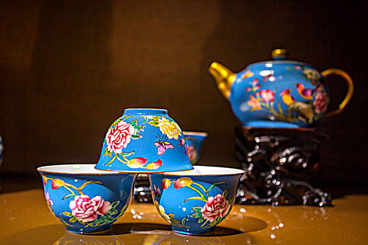 蓝釉牡丹瓷茶具