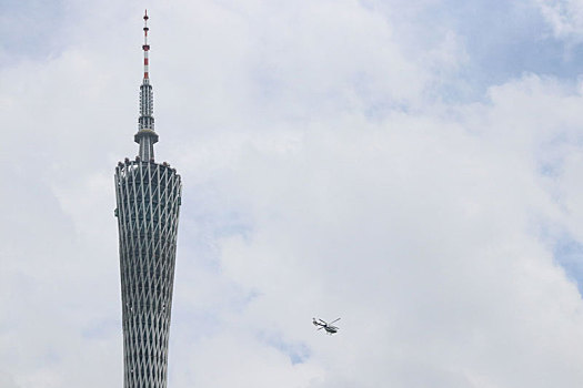 一家直升机飞过广州塔