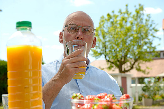 老人,喝,橙汁,花园