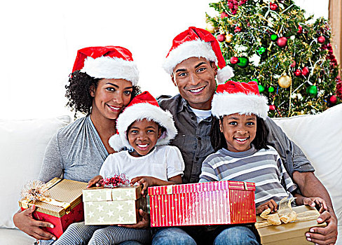 美国黑人,家庭,拿着,圣诞礼物