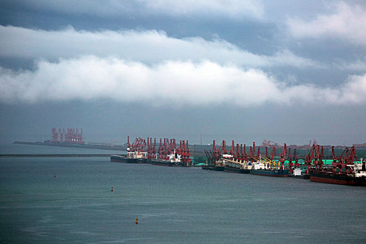 风雨过后是晴天丽日,港口运输生产繁忙有序折射中国经济巨大活力