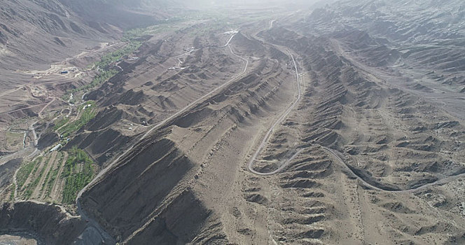 新疆哈密,航拍天山山区的地质构造与山区公路