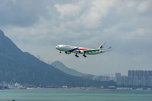 一架马来西亚航空的客机正降落在香港国际机场