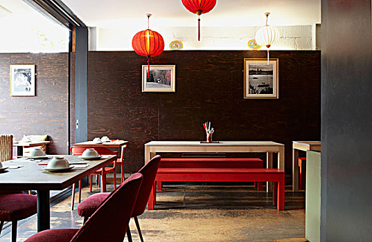 亚洲,餐馆,种类,座椅,区域,餐具摆放,正面,暗色,木墙,红灯笼,悬挂,天花板