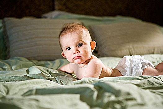 6个月大,女婴,躺着,床,鸭绒被