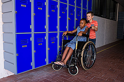 男孩,同学,坐,轮椅,储物柜,走廊,学校