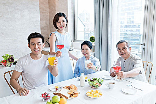 快乐的一家人在厨房吃早餐
