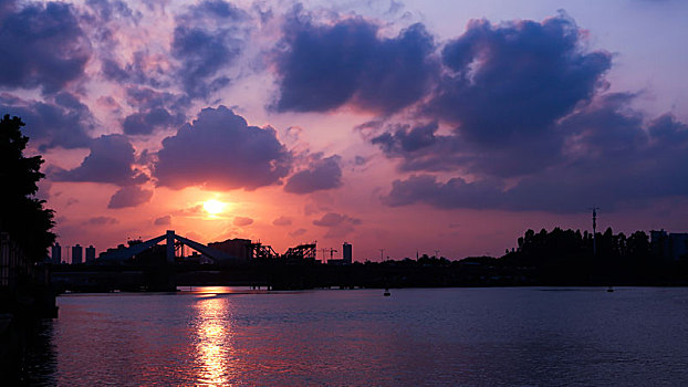江岸日落水中倒影-river,bank,sunset,reflection,in,the,water