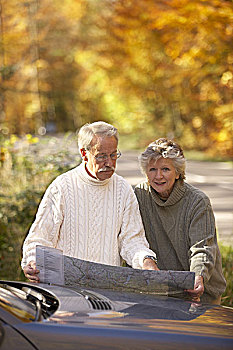 乡间小路,路边,老年,夫妻,特写,路线,读,一起,秋天,养老金,人,66岁,60-70岁,老人,两个,一对,情侣,岁月,灰发,健身,高兴,和谐,平衡,相互关系