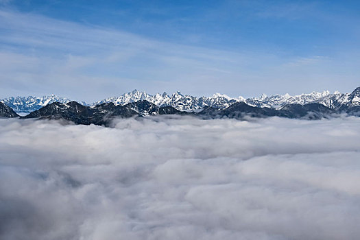 达瓦更扎雪山和云海