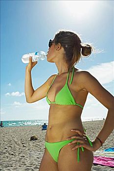 女青年,饮用水,海滩