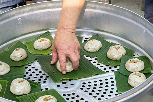 制作清明节祭拜祖先的供品草仔粿摆入蒸笼