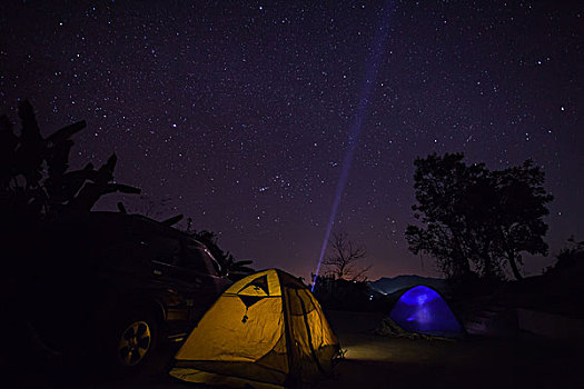 帐篷和夜晚的星空