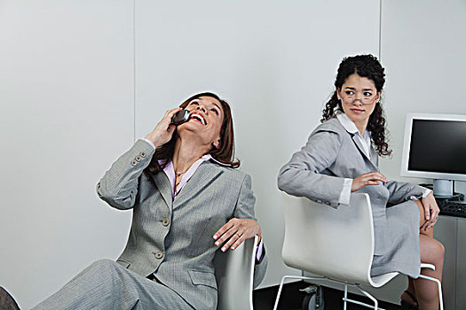 女人,扭头,同事,笑,手机,办公室