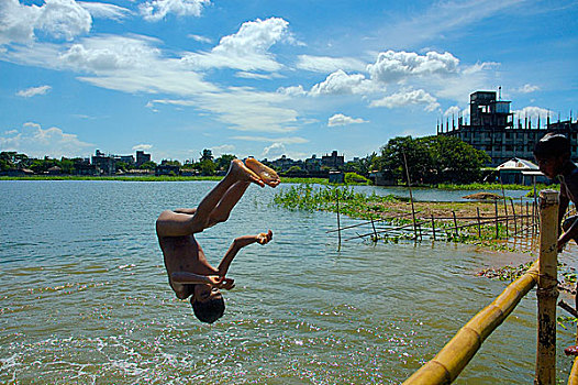 男孩,玩,水,达卡,孟加拉,八月,2007年