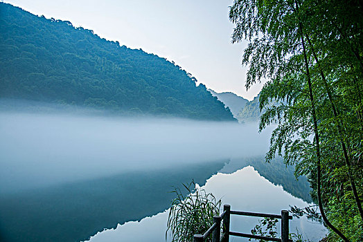 湖南郴州市资兴小东江晨雾