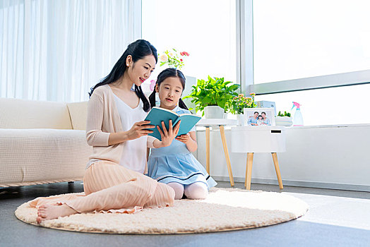 小女孩和媽媽一起看書(shū)