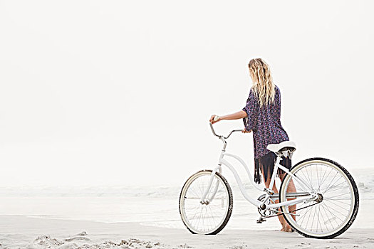 漂亮,金发女郎,走,靠近,自行车,海滩