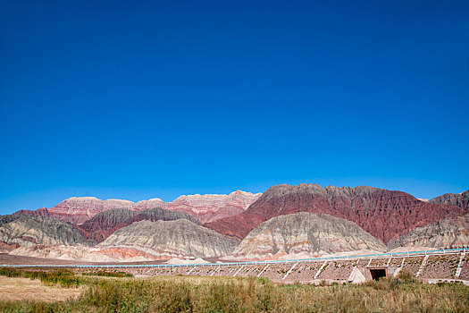 阿克苏到喀什s13三莎高速边的五彩天山山脉