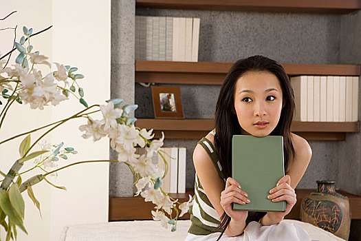 一个女人坐在家中看书