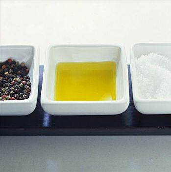 胡椒粒,油,海盐,三个,餐具