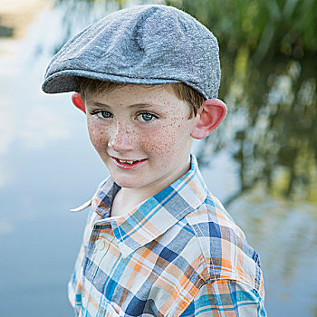 男孩,戴着,格子衬衫,布帽,大,边缘,站立,河岸