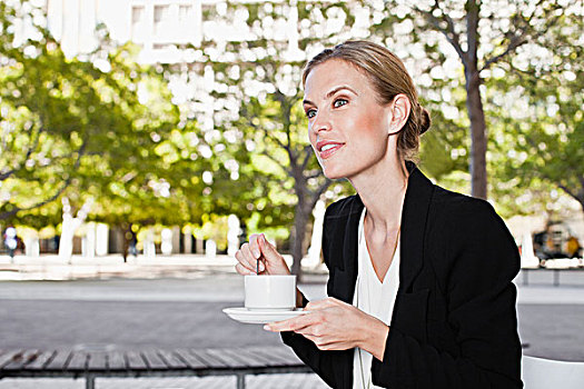 职业女性,咖啡,城市街道